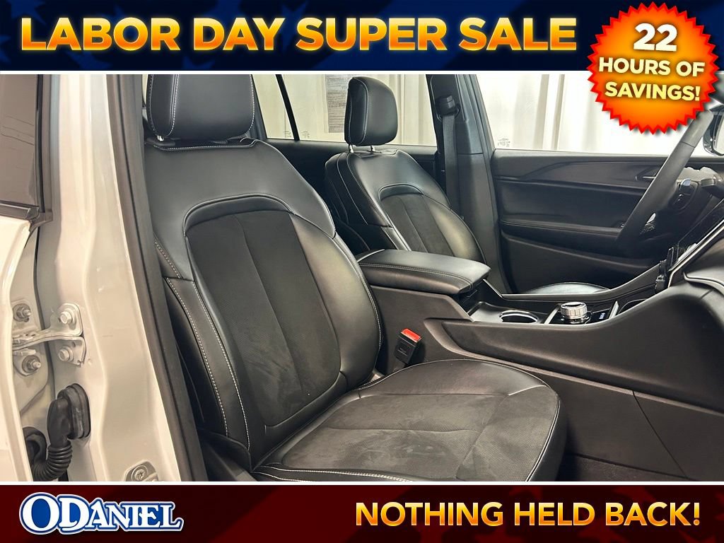 Used 2024 Jeep Grand Cherokee L Altitude AWD/4WD image 23