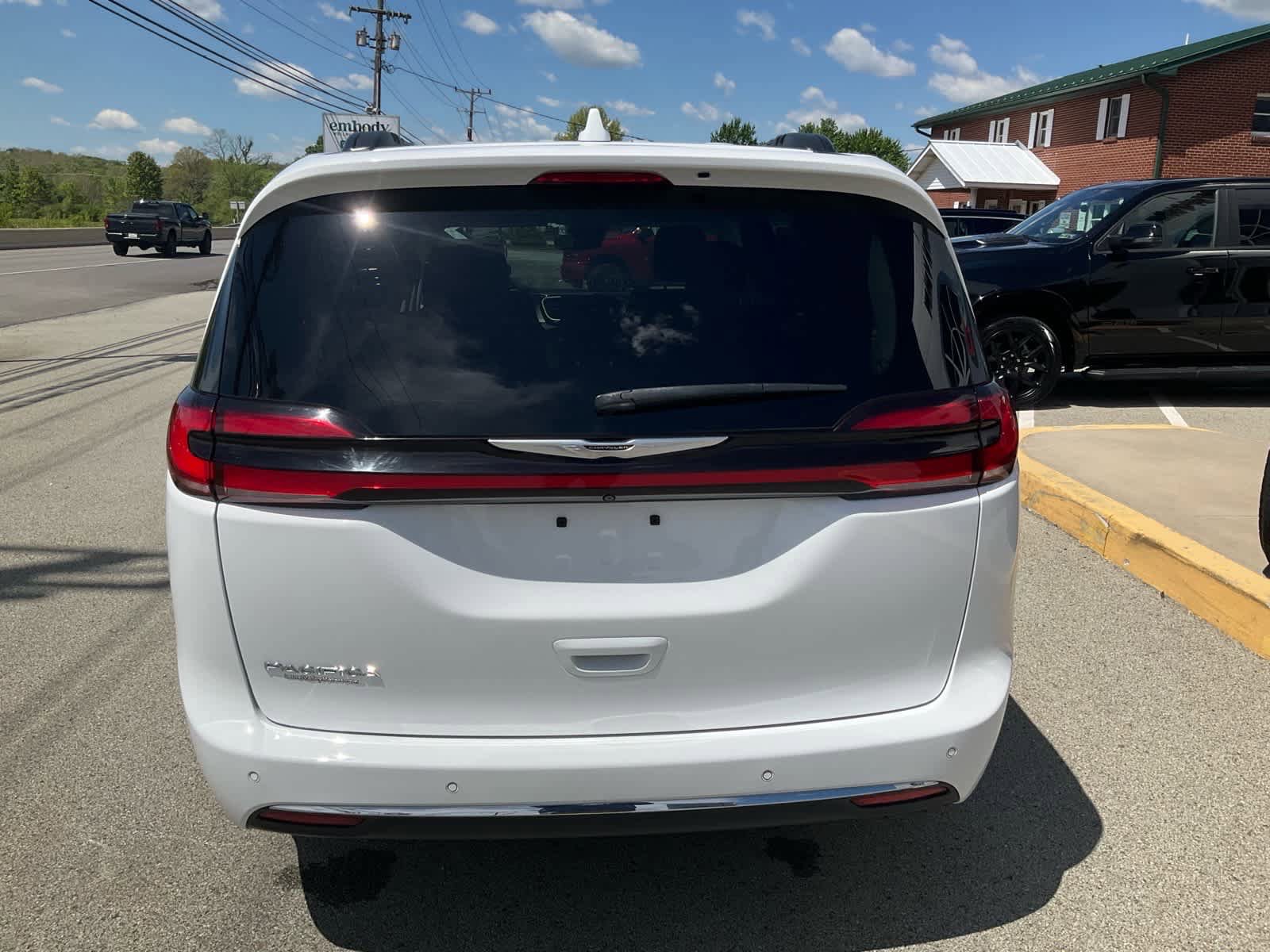 Used 2022 Chrysler Pacifica Touring-L FWD image 5