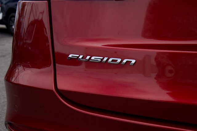 Used 2019 Ford Fusion SE FWD image 12