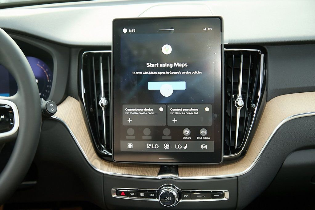 New 2026 Volvo XC60 B5 Plus w/ Protection Package Premier image 26