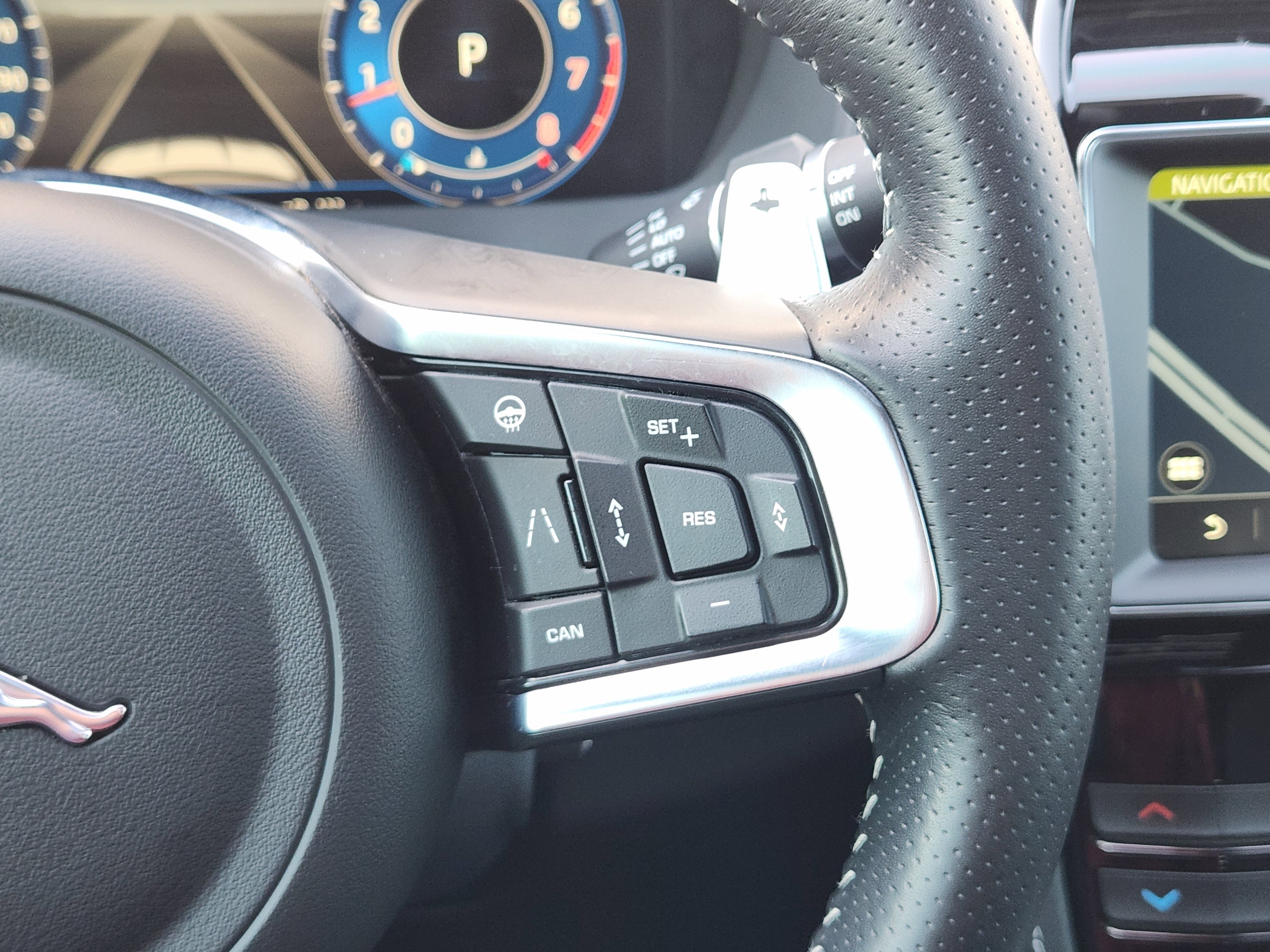 Used 2020 Jaguar F-PACE SVR image 30