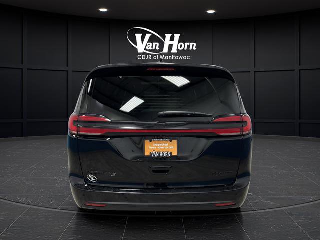 Used 2025 Chrysler Pacifica Limited image 12