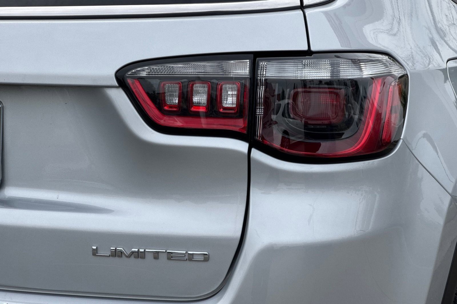 Used 2025 Jeep Compass Limited image 11