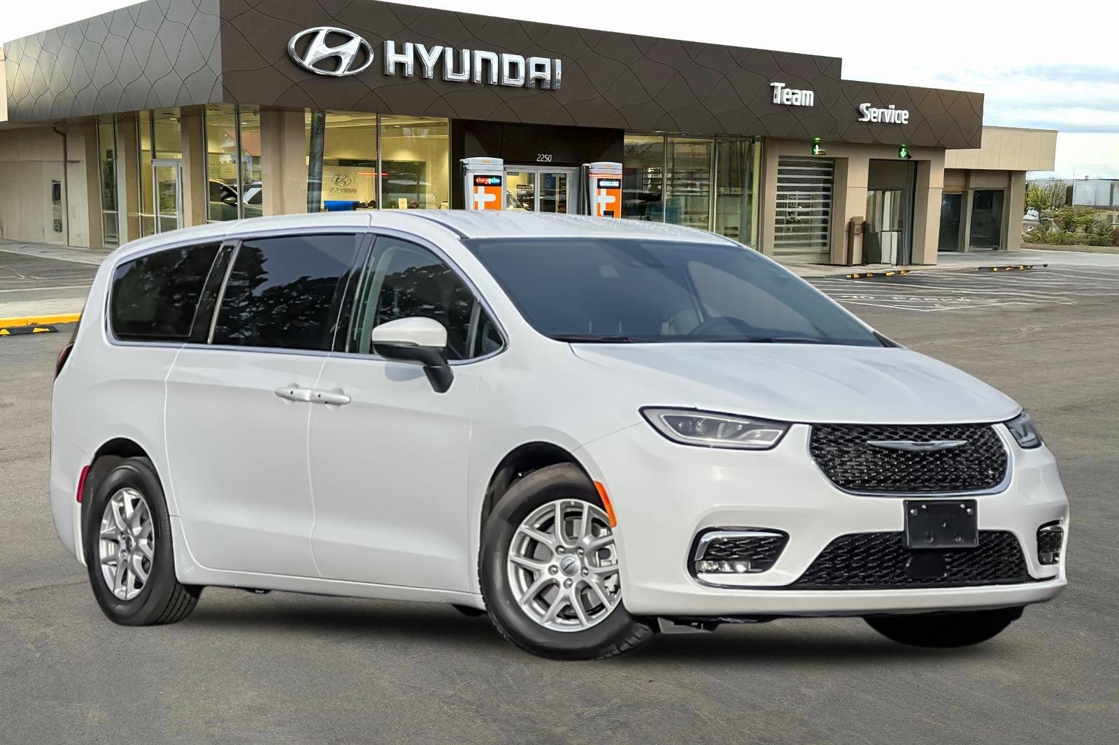 Used 2023 Chrysler Pacifica Touring-L image 2