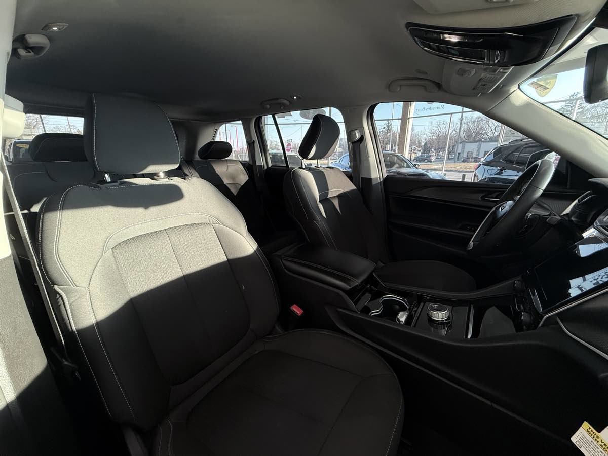 Used 2023 Jeep Grand Cherokee Laredo w/ Luxury Tech Group I image 33