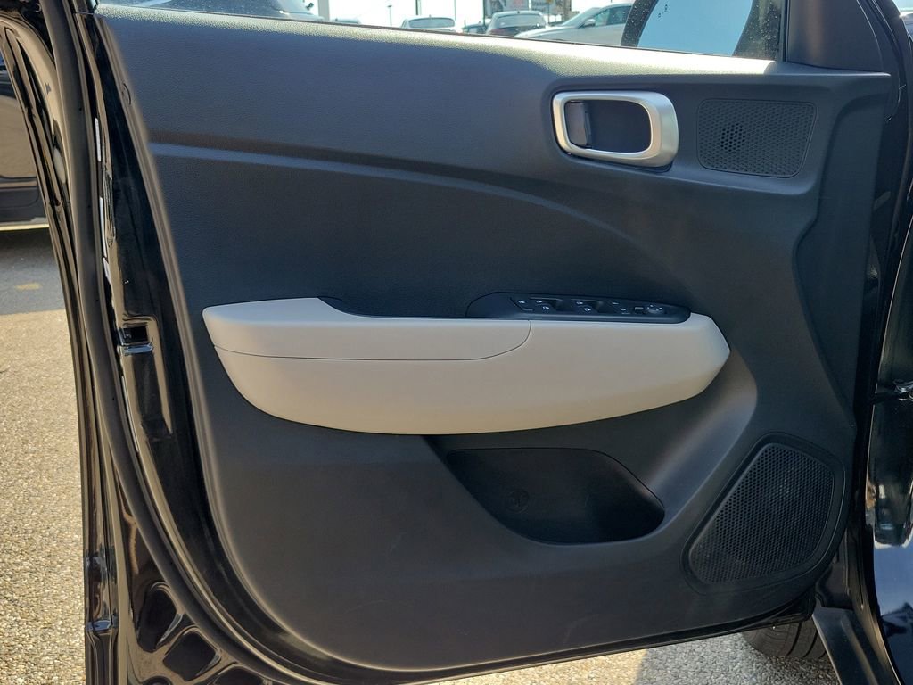 Used 2025 Hyundai Venue SEL image 19