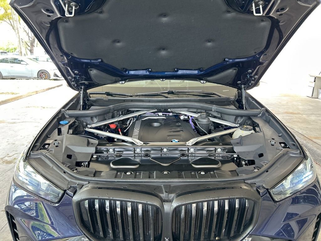 Used 2024 BMW X5 xDrive40i w/ M Sport Package image 11