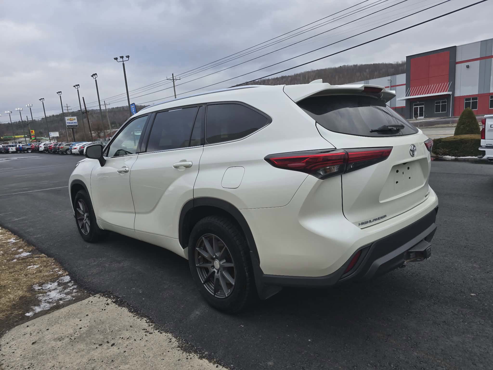 Used 2021 Toyota Highlander XLE image 6