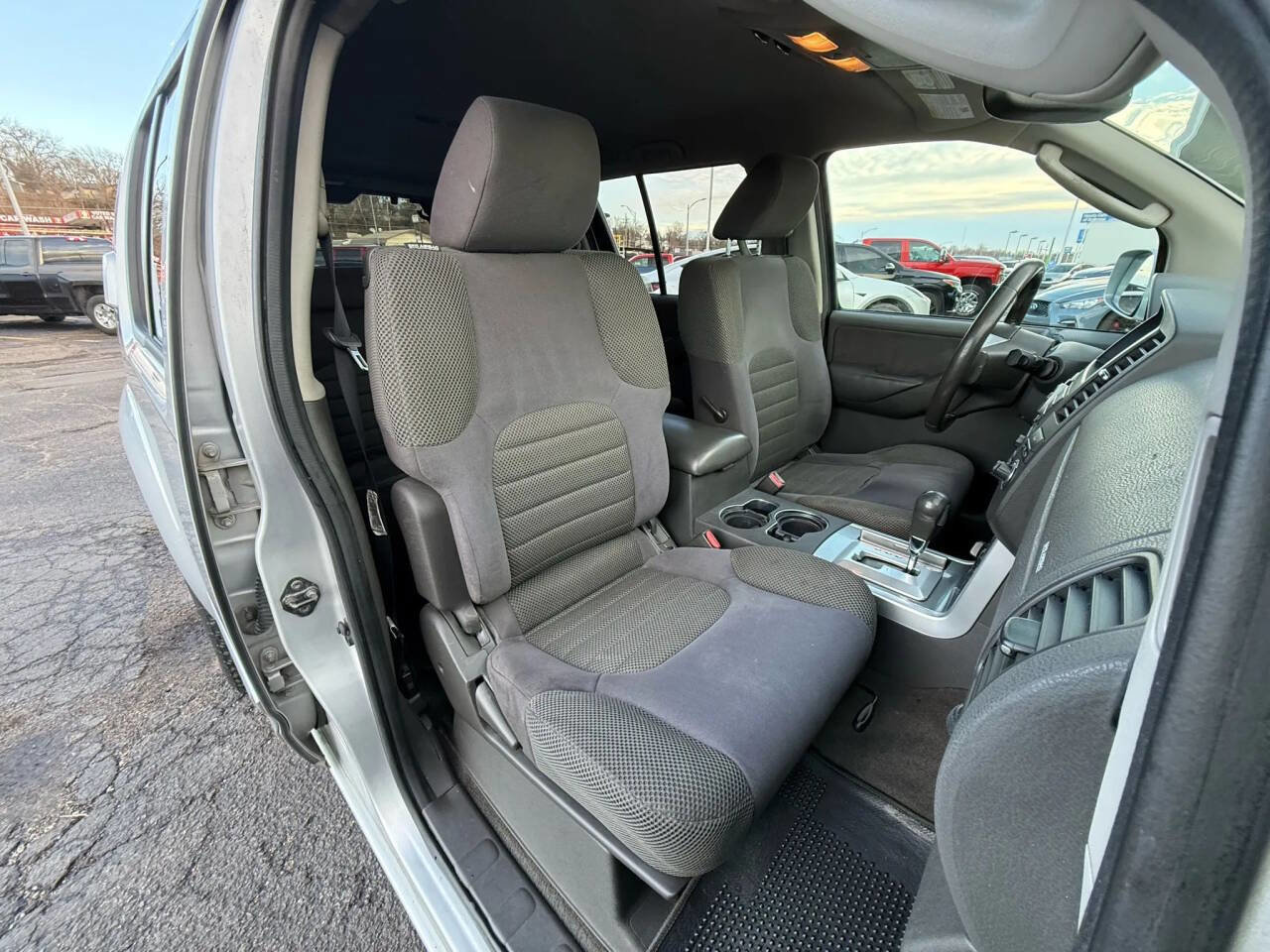 Used 2010 Nissan Pathfinder SE w/ SE Premium Journey Pkg image 8