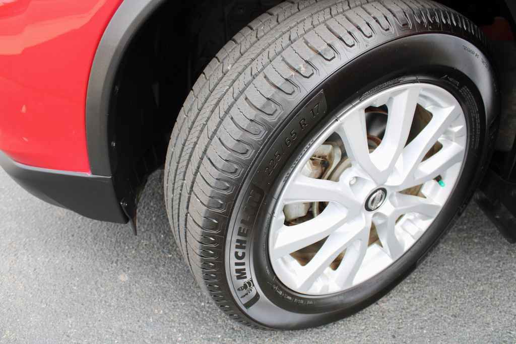 Used 2017 Nissan Rogue SV image 18