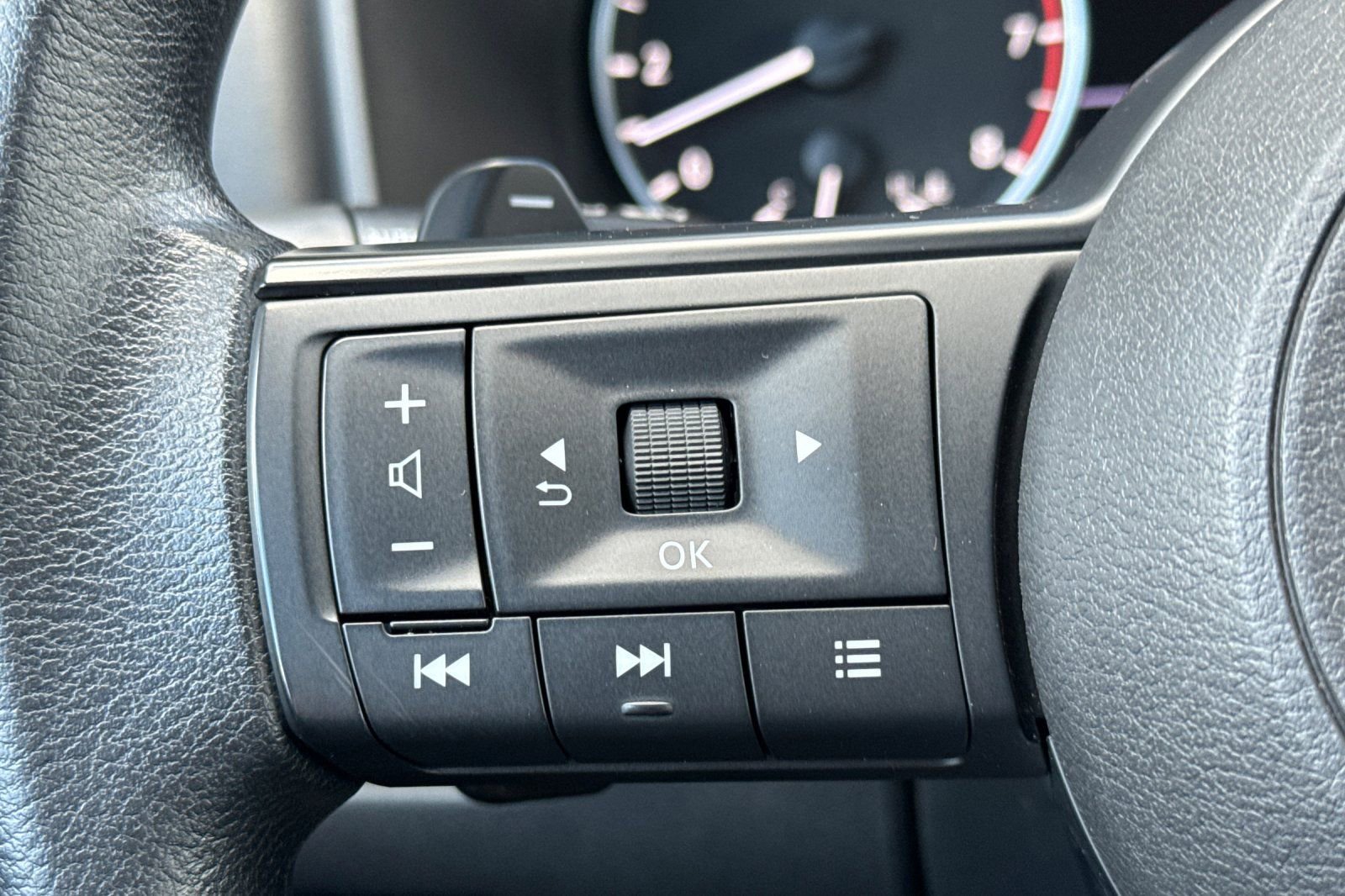 Used 2024 Nissan Rogue SV image 26