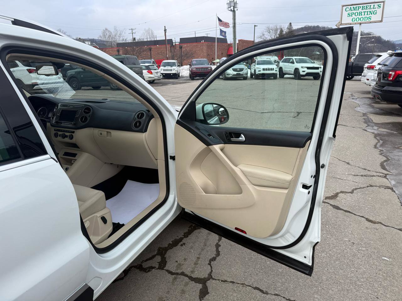 Used 2016 Volkswagen Tiguan SE image 50