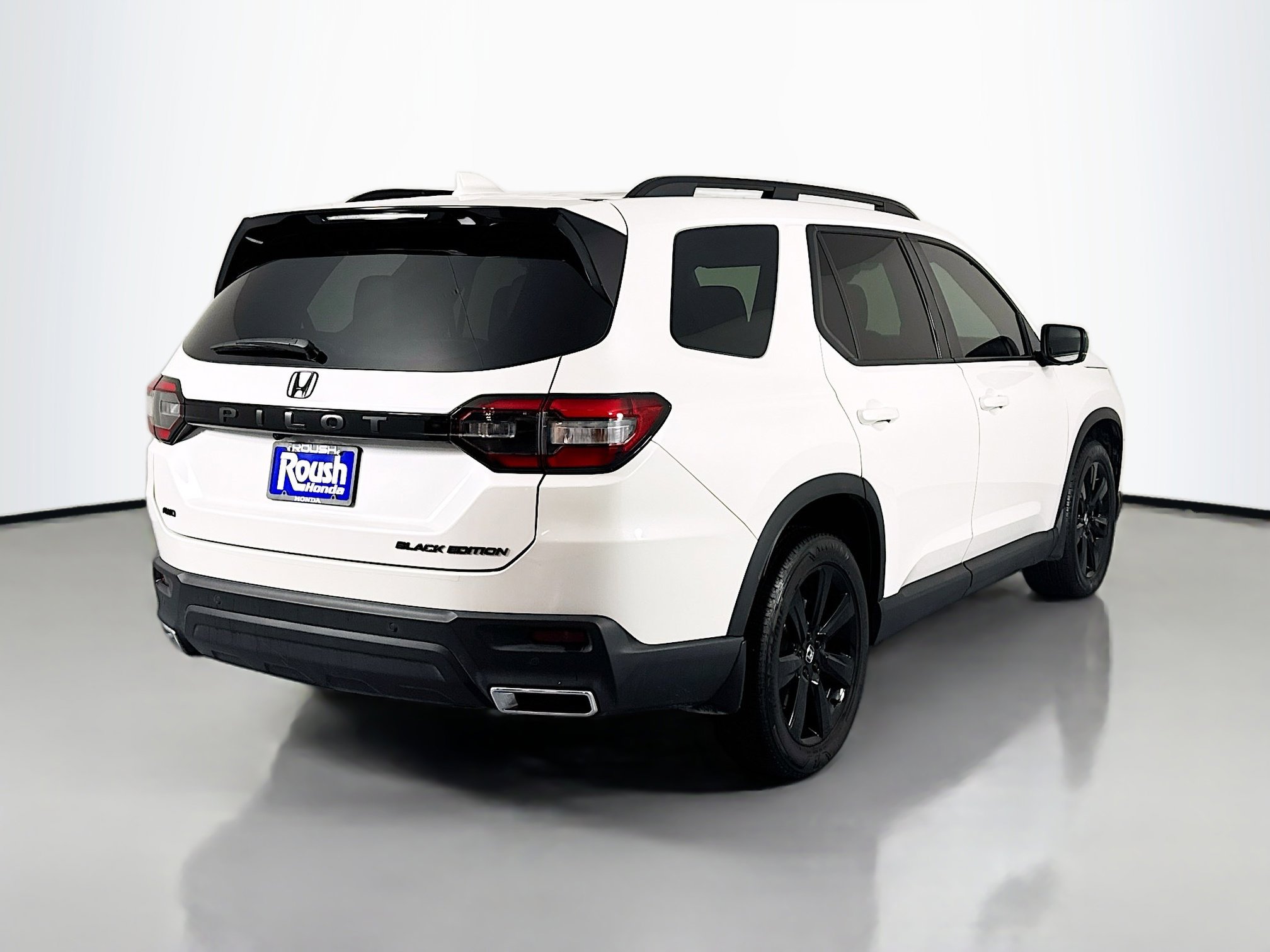 Certified 2025 Honda Pilot Black Edition image 5