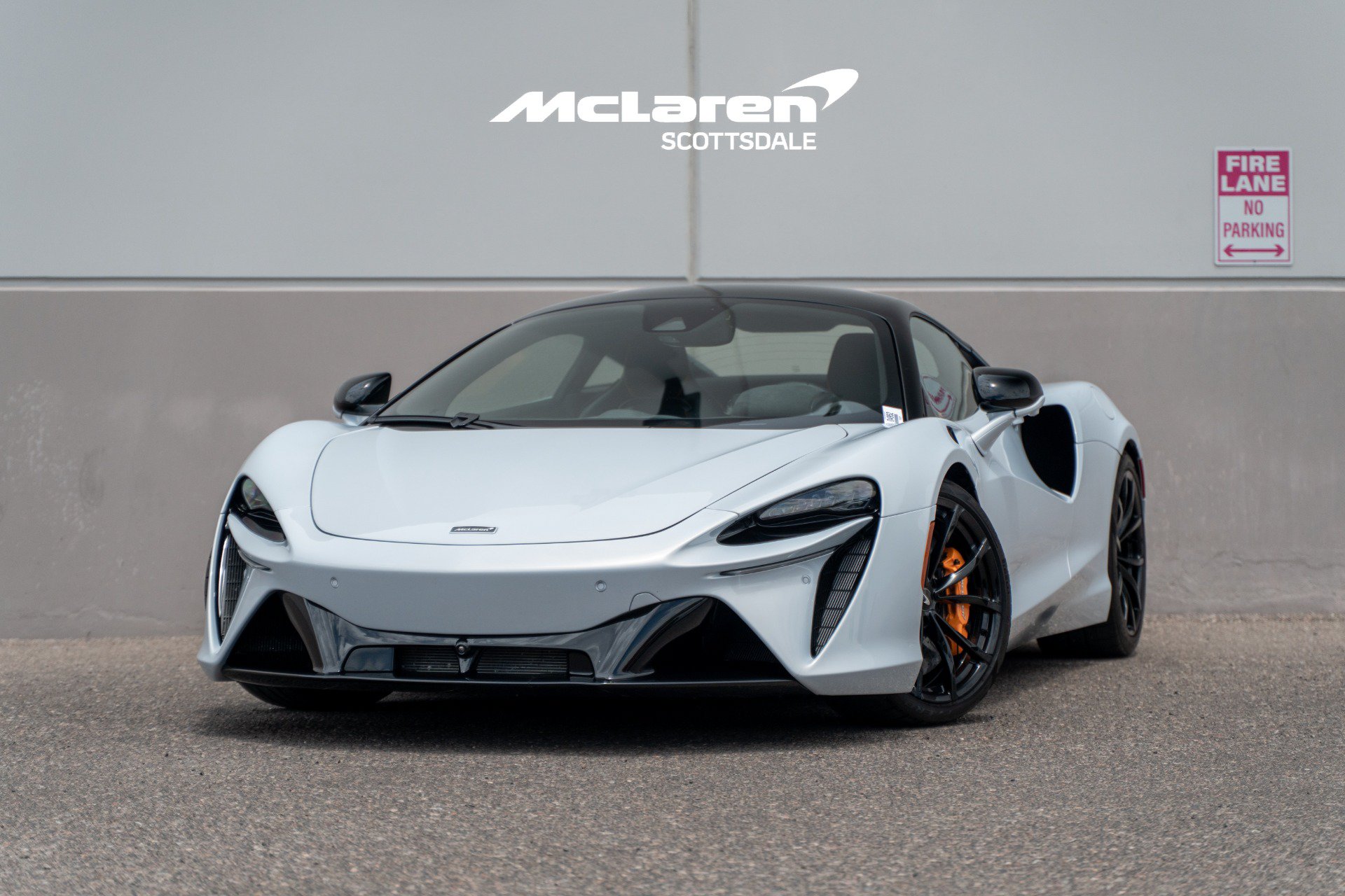 Used 2023 McLaren Artura RWD image 2