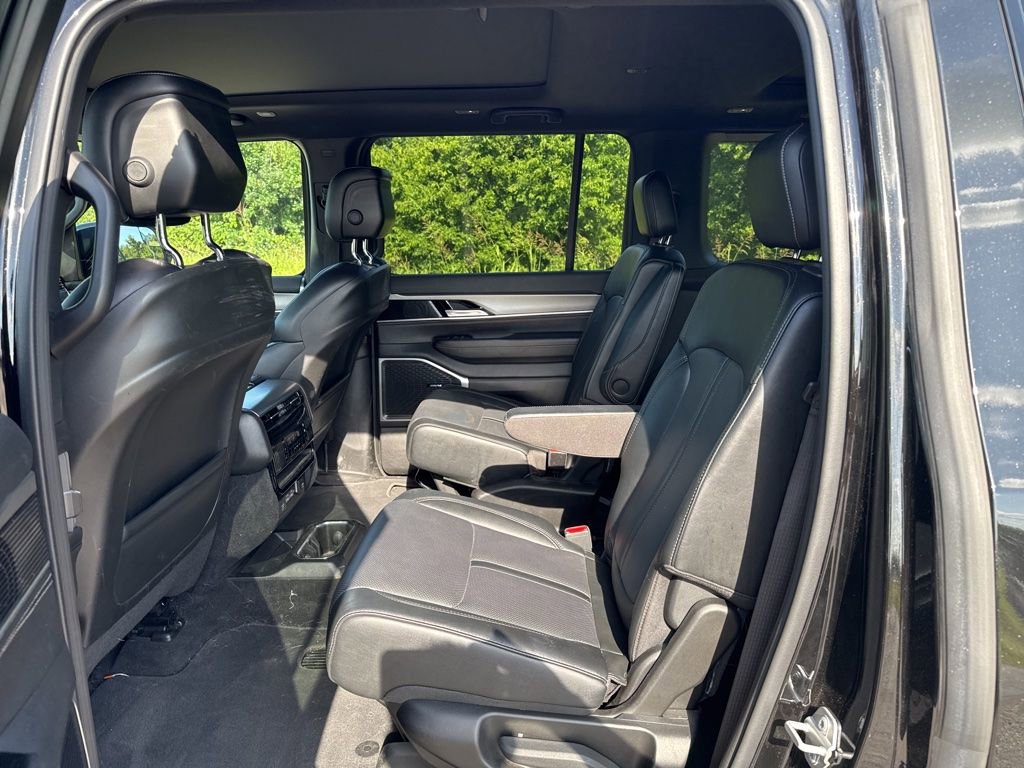 Used 2024 Jeep Wagoneer Series II RWD image 9