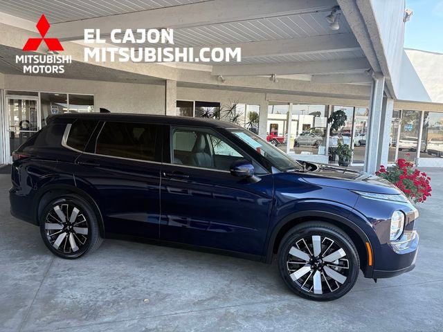 Used 2025 Mitsubishi Outlander SE image 2