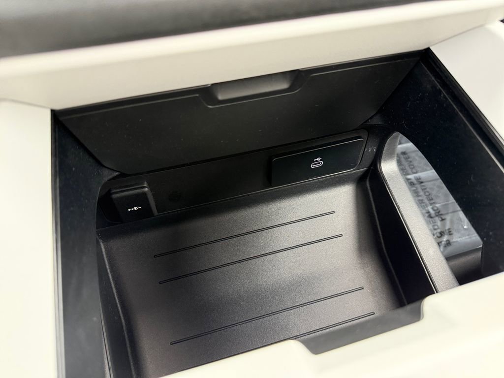 Used 2025 Land Rover Defender 130 X-Dynamic SE image 25