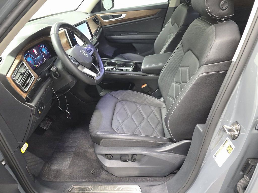 Used 2025 Volkswagen Atlas SE w/ Black Wheel Package image 4