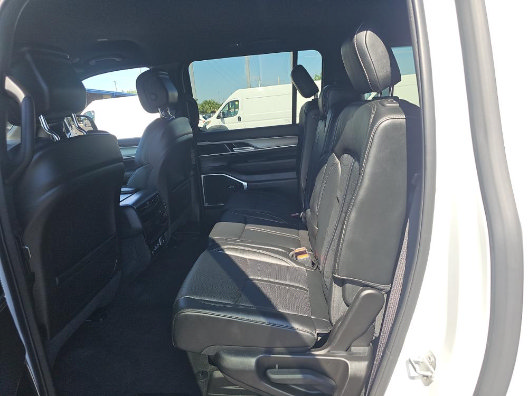 Used 2025 Jeep Wagoneer L Series II w/ 8-pass Seating Package AWD/4WD image 8