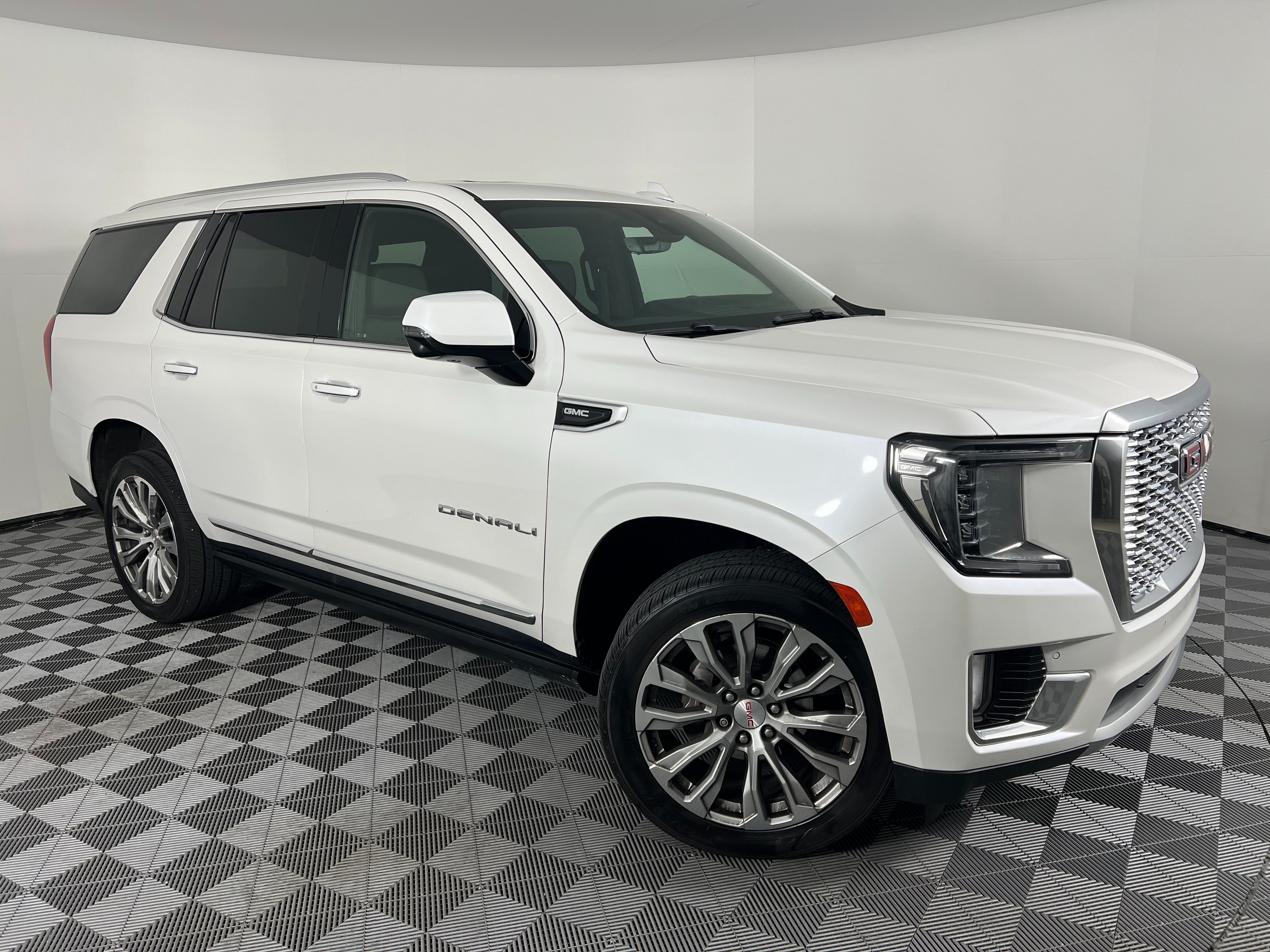 Used 2021 GMC Yukon Denali w/ Denali Premium Package AWD/4WD image 2