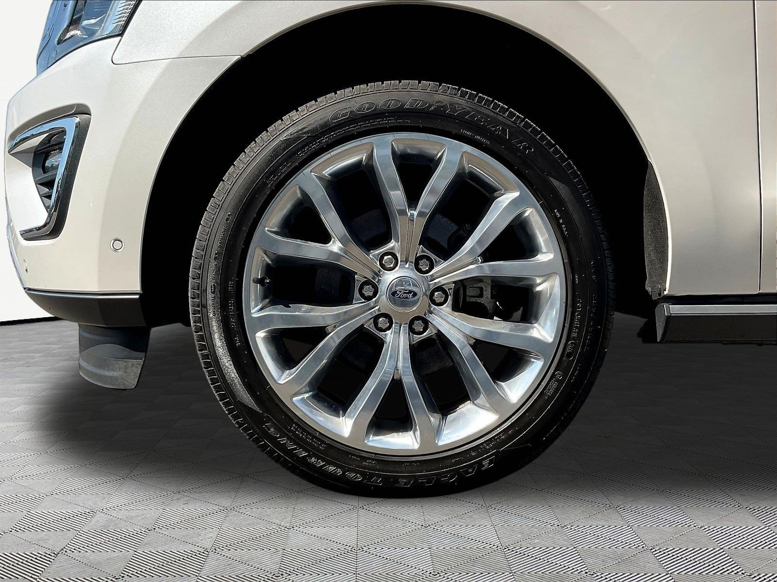 Used 2019 Ford Expedition Limited w/ Equipment Group 302A AWD/4WD image 34
