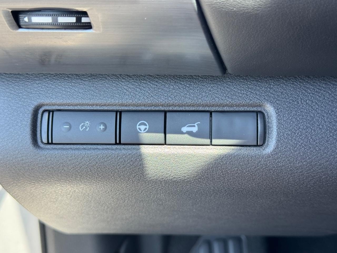 Used 2025 Nissan Pathfinder SL FWD image 24