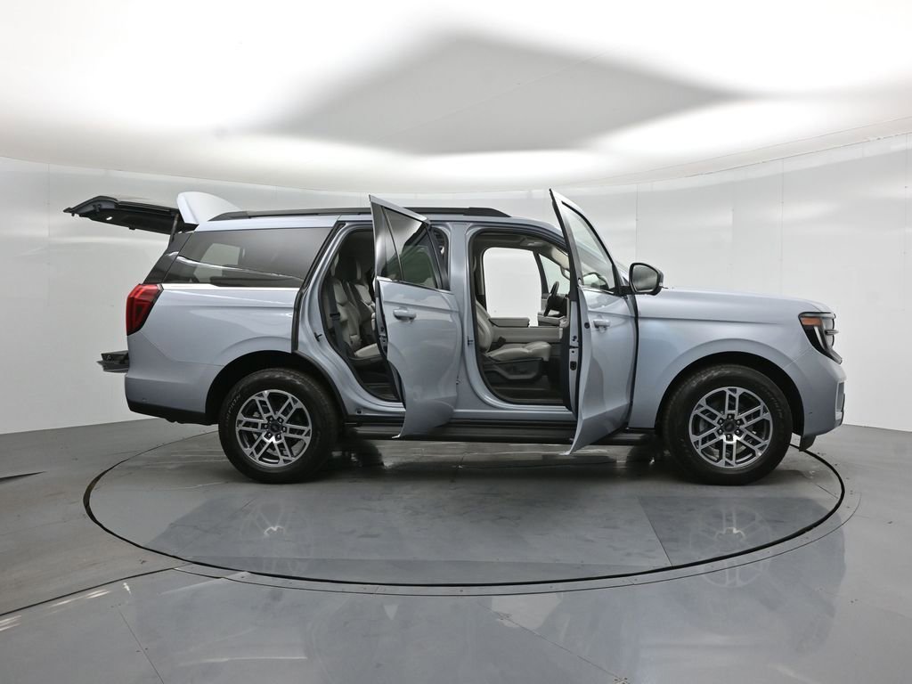 Certified 2025 Ford Expedition Active image 5