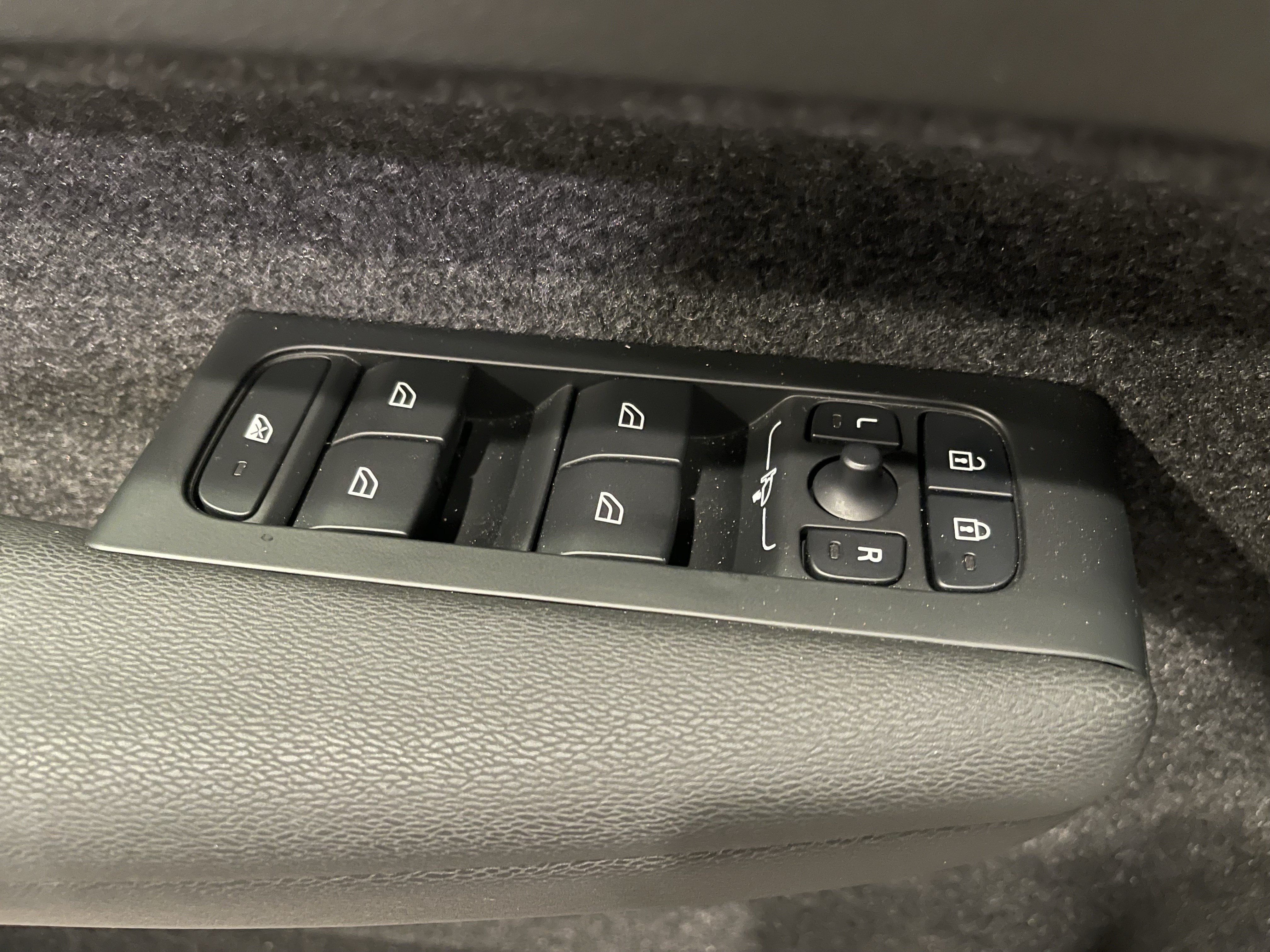 Used 2025 Volvo XC40 B5 Plus w/ Climate Package AWD/4WD image 11