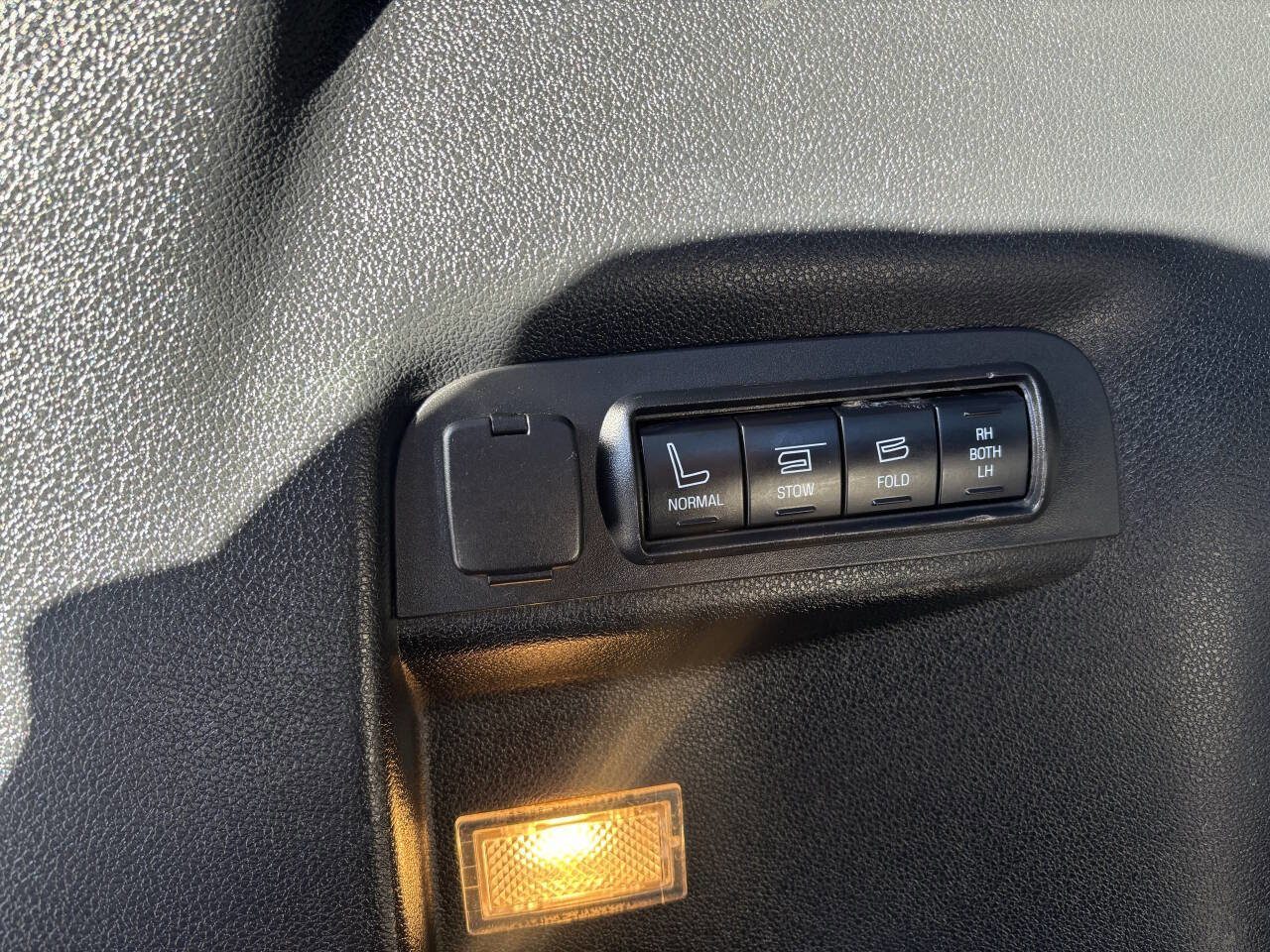 Used 2018 Ford Explorer Limited image 27