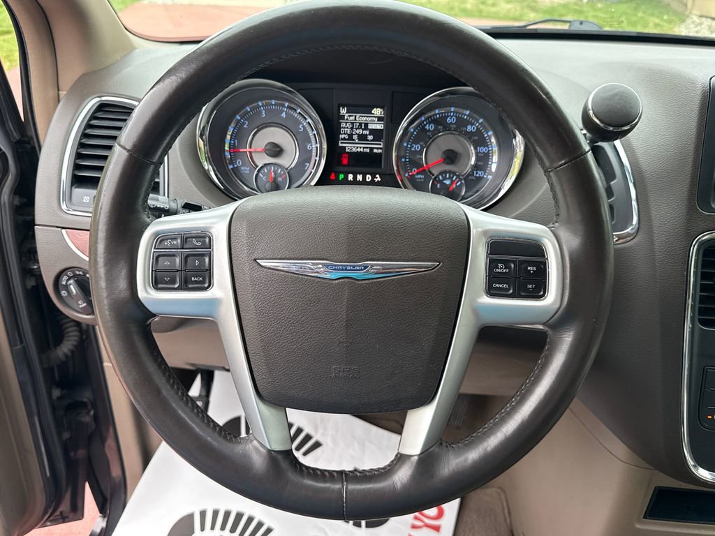Used 2015 Chrysler Town & Country Touring-L w/ Driver Convenience Group FWD image 15