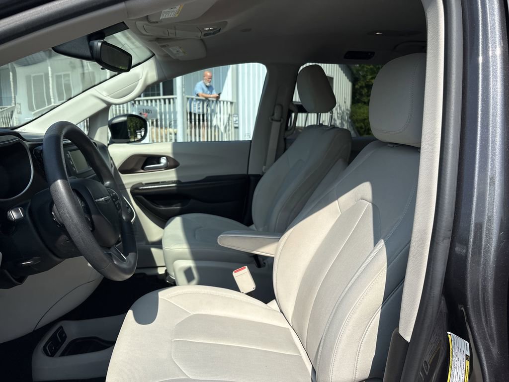 Used 2017 Chrysler Pacifica Touring image 11