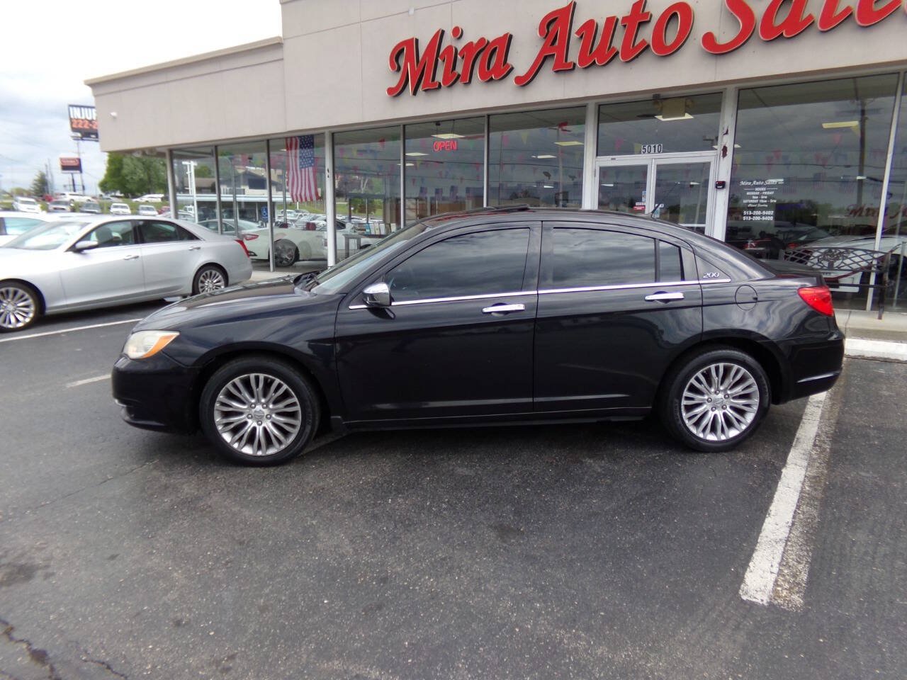 Used 2011 Chrysler 200 Limited FWD image 2