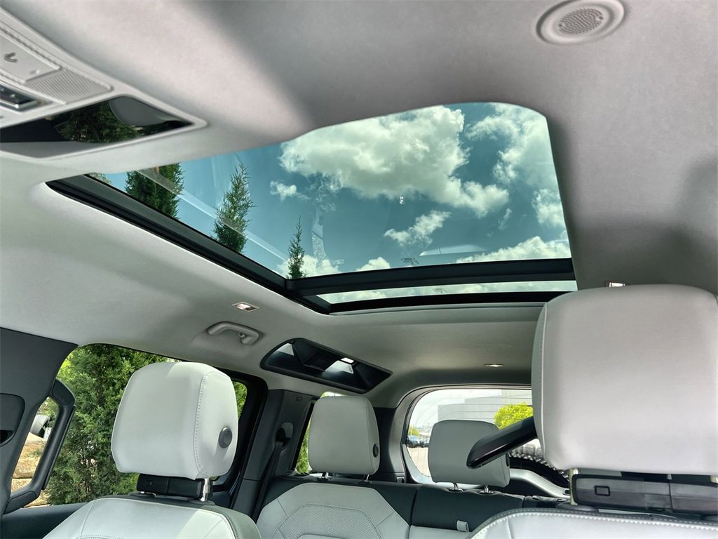 Used 2025 Land Rover Defender 110 S image 19