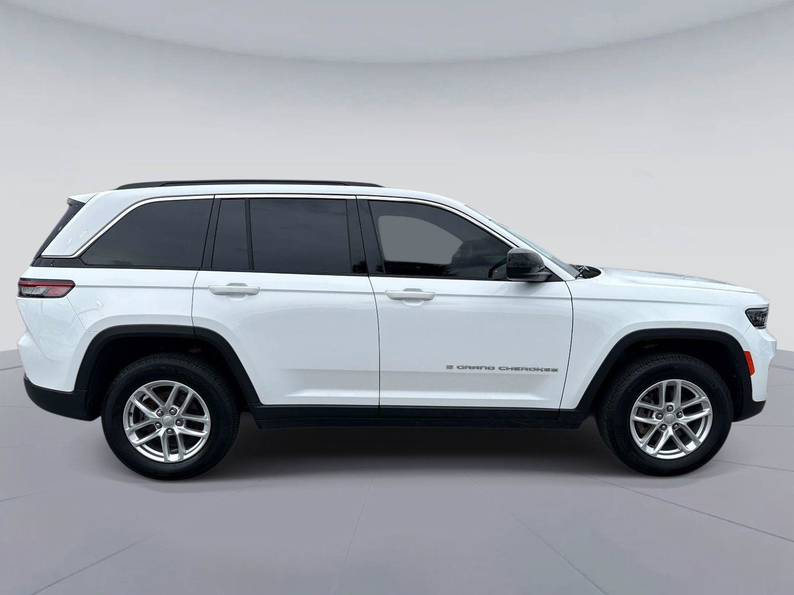 Used 2025 Jeep Grand Cherokee Laredo X w/ Luxury Tech Group I AWD/4WD image 2