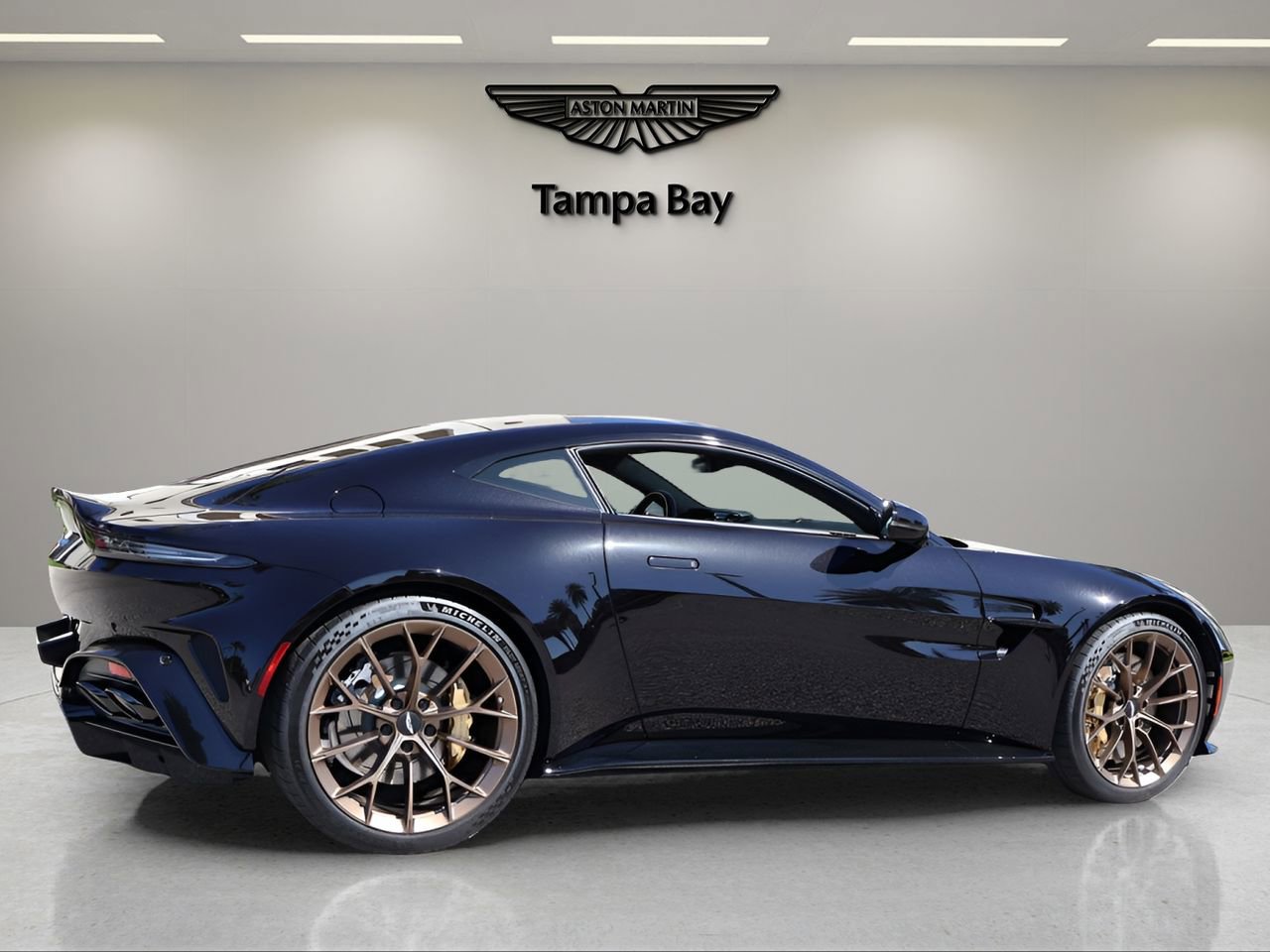 Used 2025 Aston Martin V8 Vantage Coupe RWD image 5