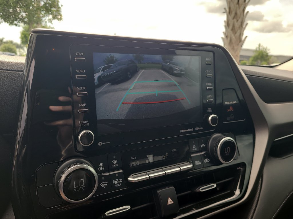 Used 2022 Toyota Highlander LE FWD image 25