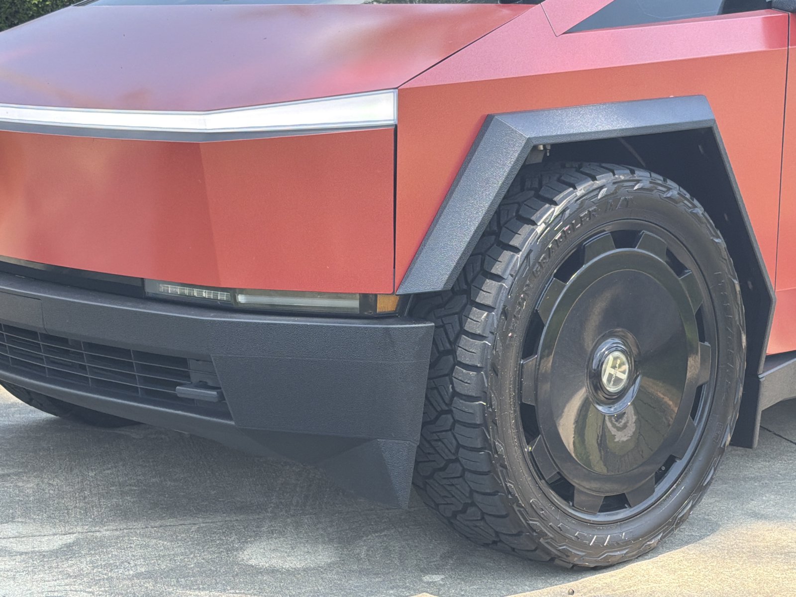 Used 2025 Tesla Cybertruck AWD Crew Cab image 8