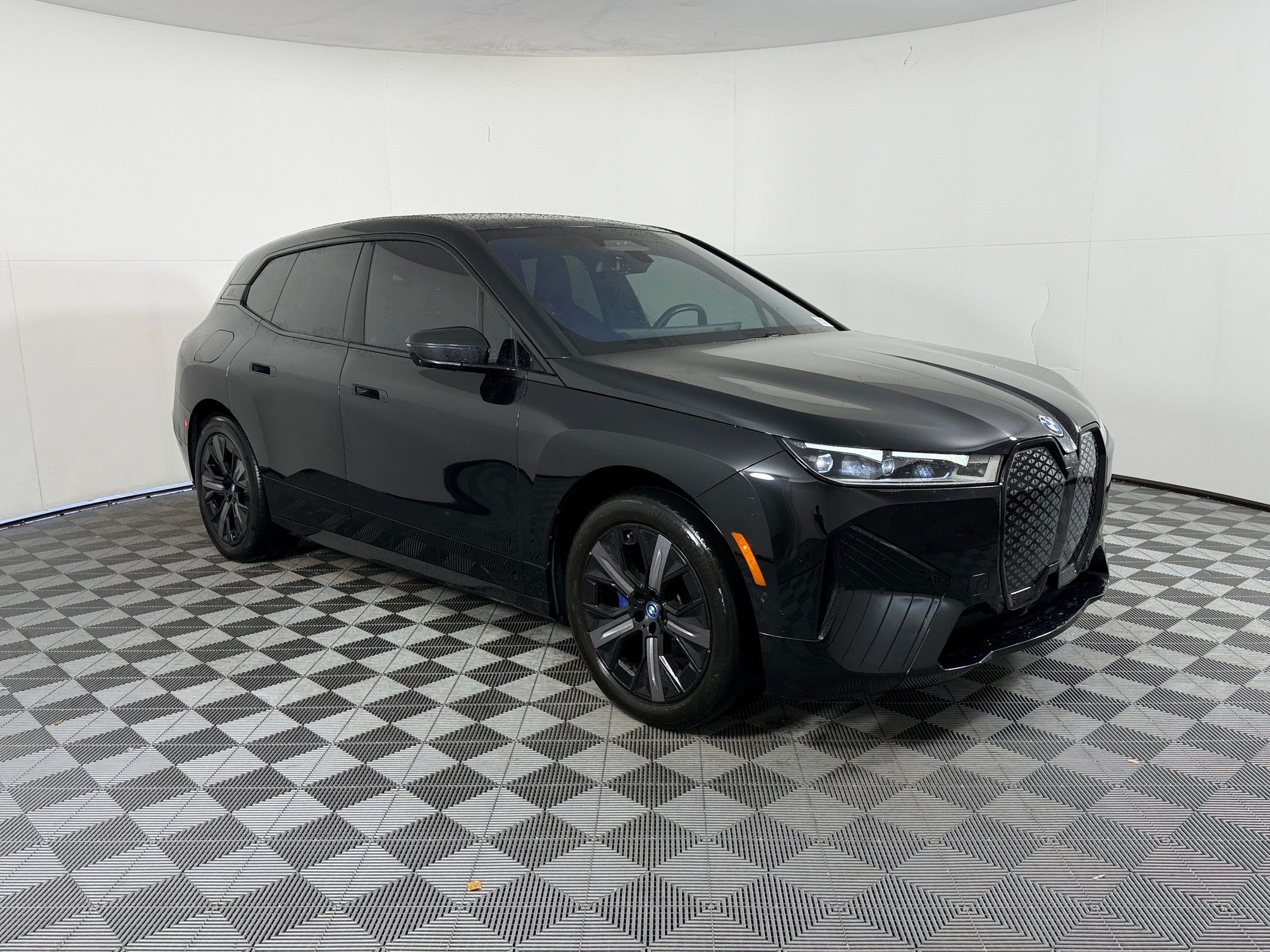 Used 2024 BMW iX xDrive50 w/ Premium Package AWD/4WD image 7