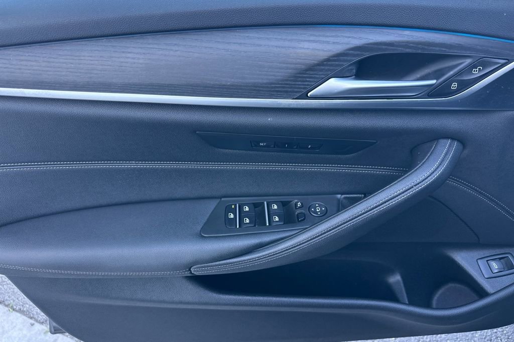 Used 2023 BMW 530e w/ Convenience Package image 10