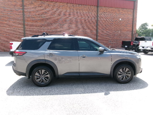 Used 2022 Nissan Pathfinder SV AWD/4WD image 2