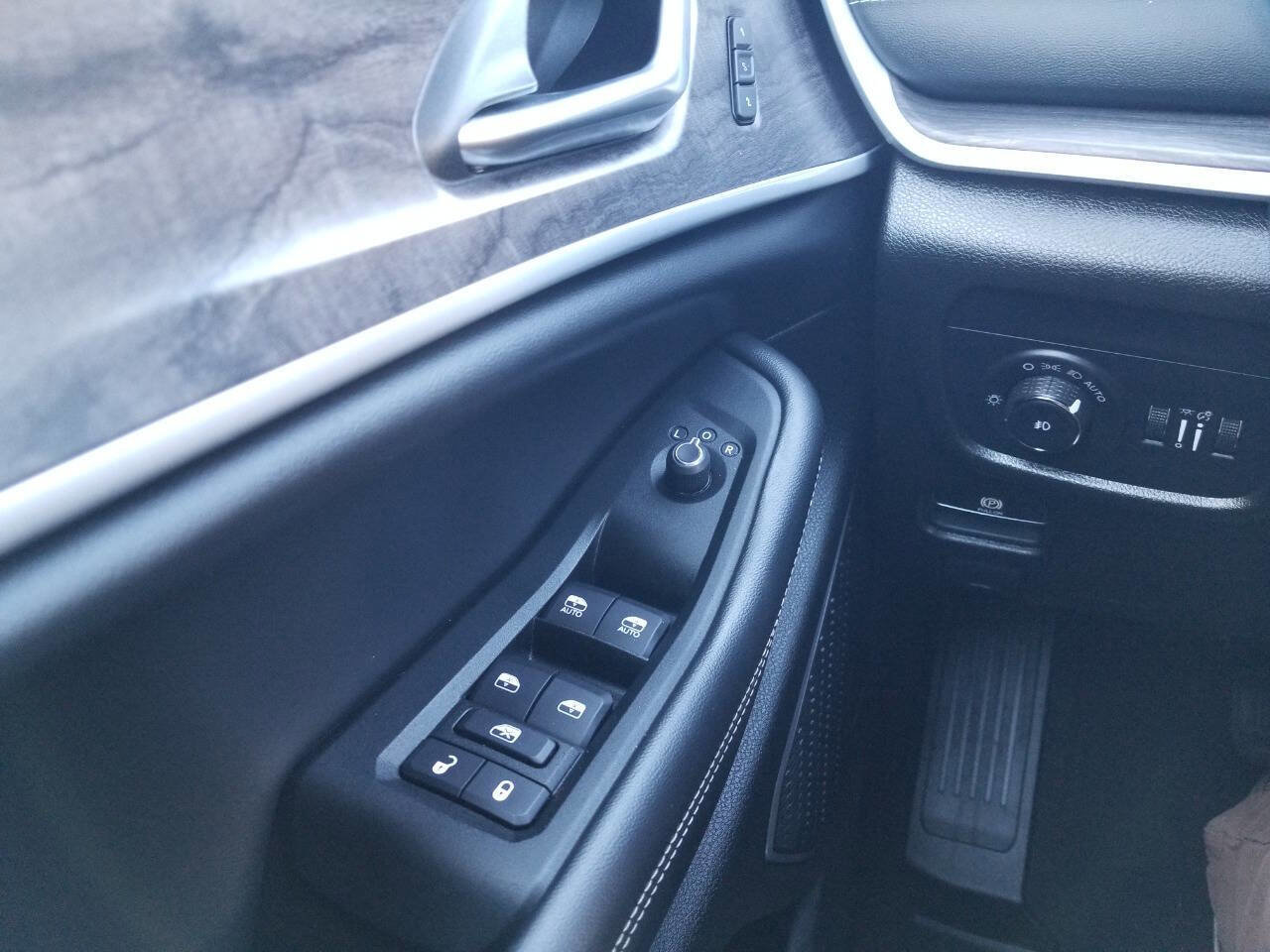 Certified 2024 Jeep Grand Cherokee Limited w/ Luxury Tech Group II image 30