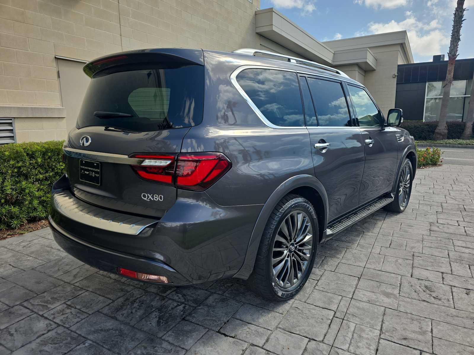 Certified 2023 INFINITI QX80 Premium Select w/ Cargo Package AWD/4WD image 3
