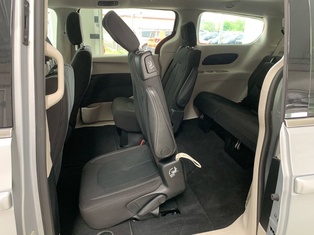 Used 2023 Chrysler Voyager LX image 25