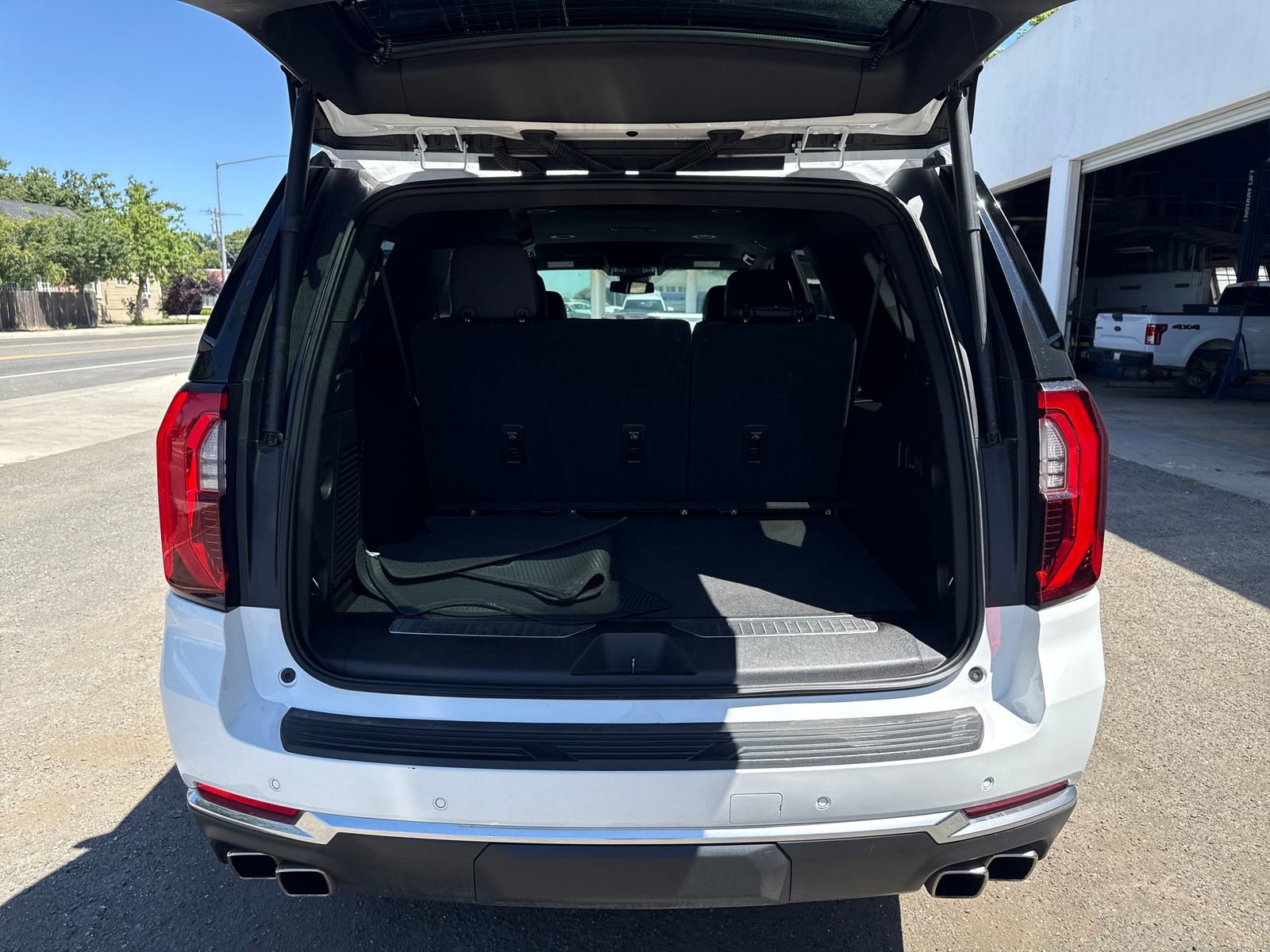 Used 2025 GMC Yukon XL Denali AWD/4WD image 23