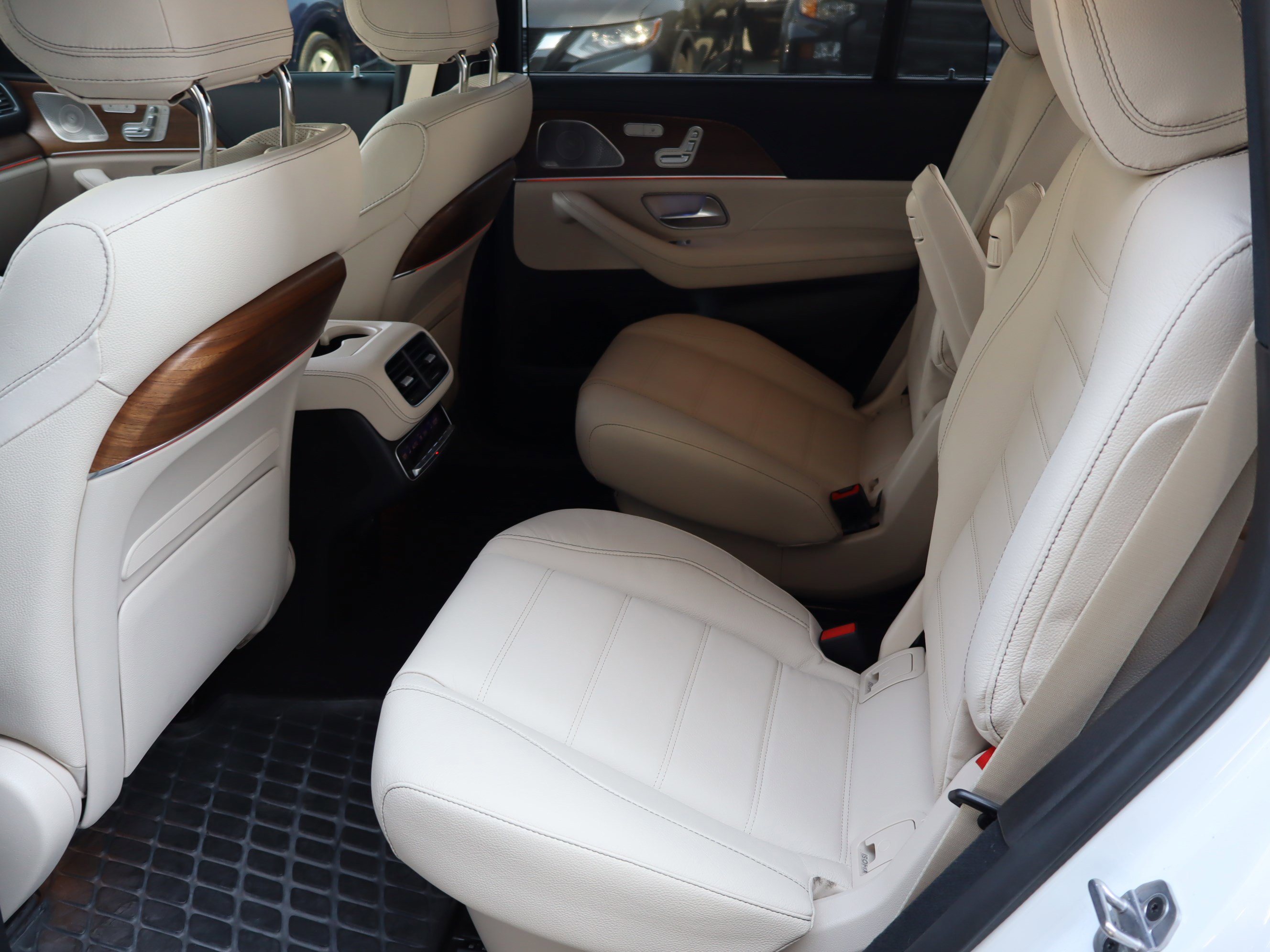 Used 2024 Mercedes-Benz GLS 580 4MATIC image 33