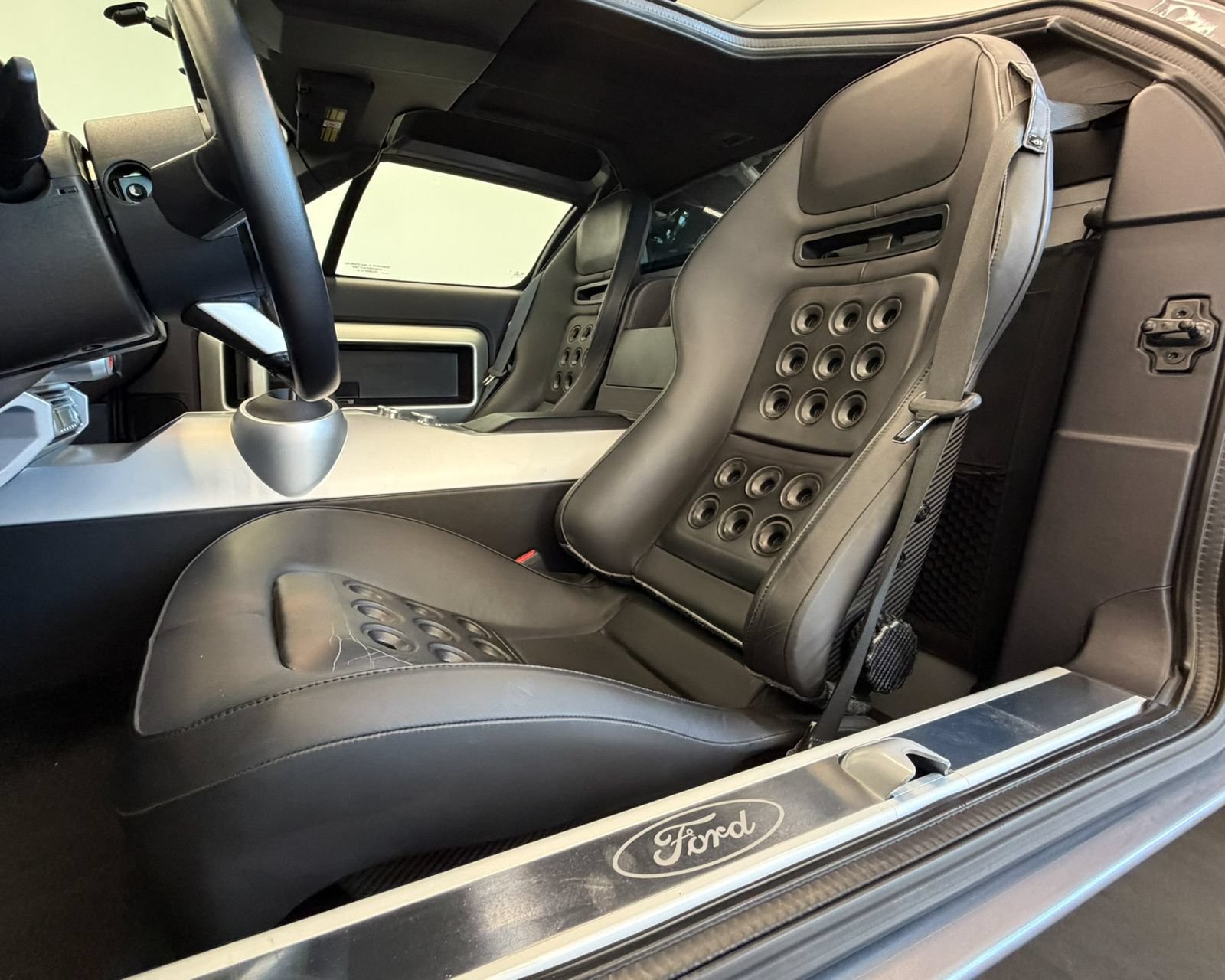 Used 2006 Ford GT RWD image 10