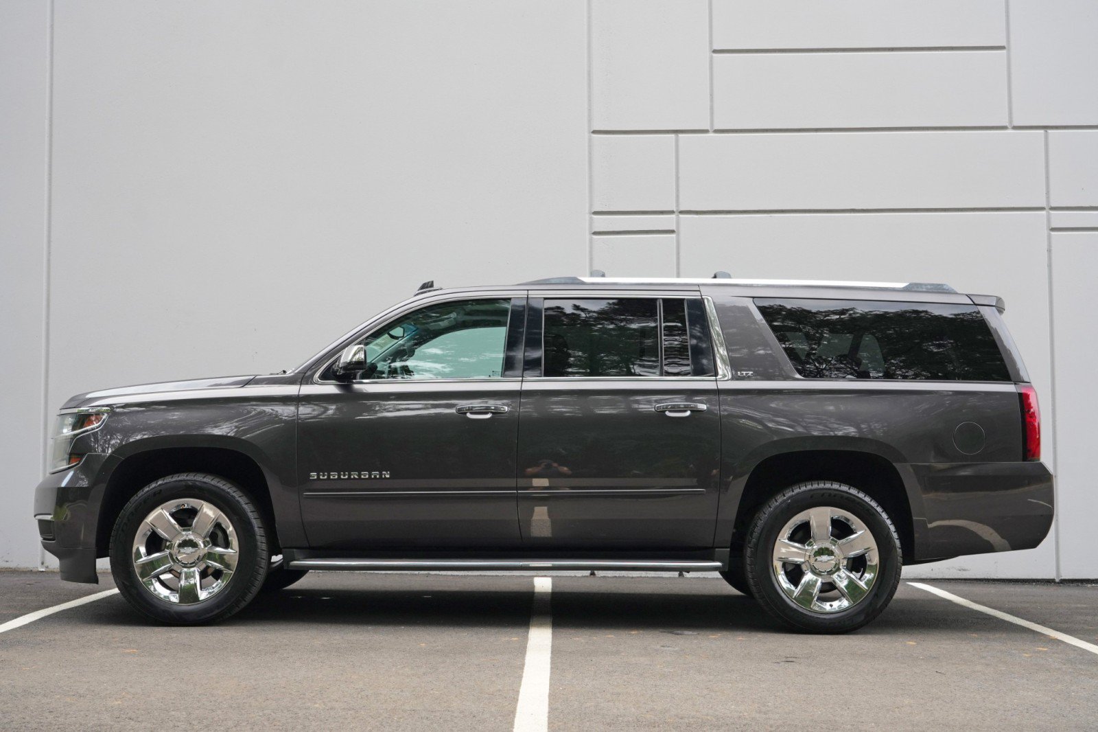 Used 2015 Chevrolet Suburban LTZ RWD image 8