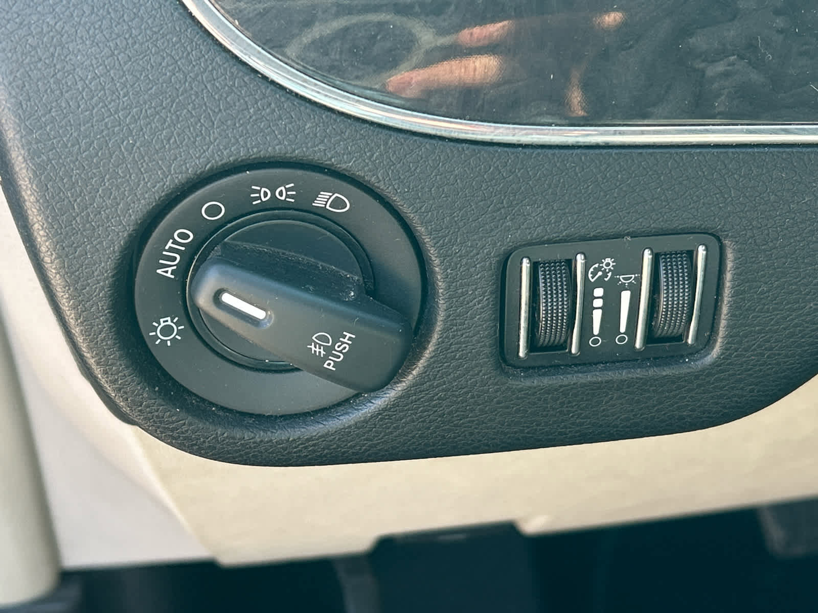 Used 2015 Chrysler Town & Country Touring FWD image 22