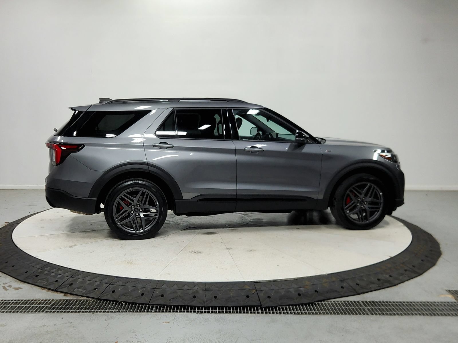 Used 2025 Ford Explorer ST-Line w/ ST-Line Street Pack AWD/4WD image 9