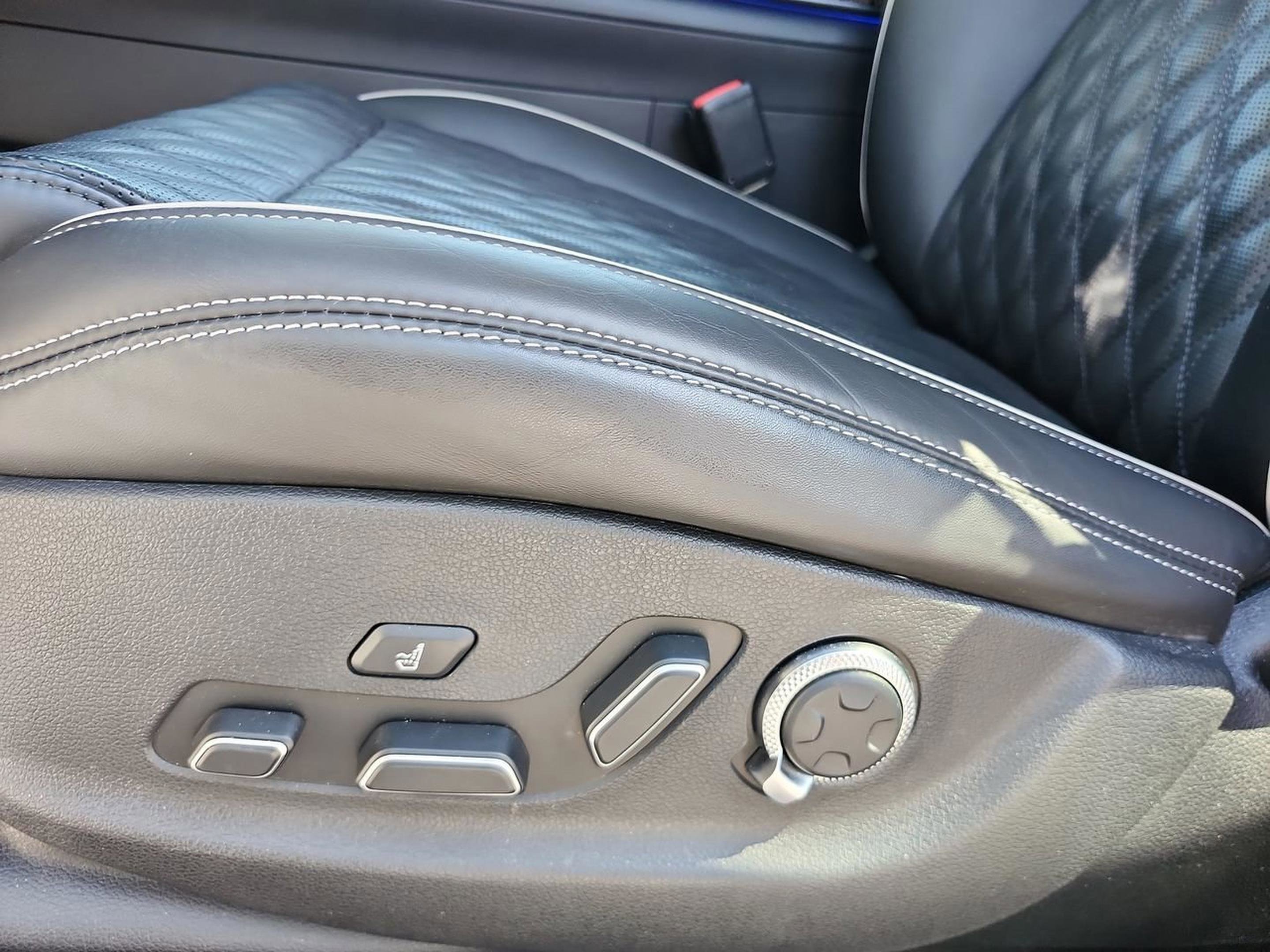 Used 2023 Genesis GV70 3.5T Sport w/ Sport Prestige Package AWD/4WD image 13